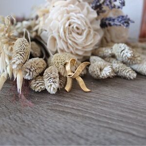 Elegant Gold Tone Initial ‘K’ Brooch